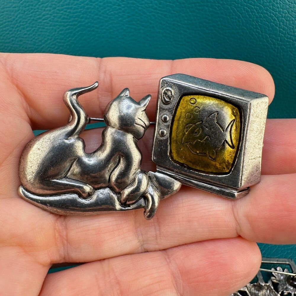 Vintage Cat Brooch Pin Lot Silver Tone Sitting on Windowsill Bench Watching TV - Picture 6 of 11